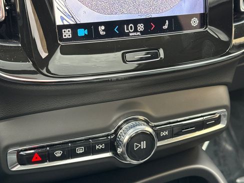 Used 2025 Volvo XC40 B5 Core w/ Protection Package Premier image 23