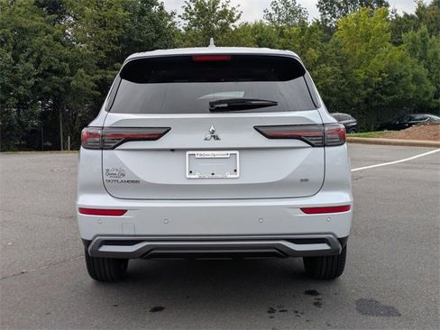 New 2025 Mitsubishi Outlander SE image 4