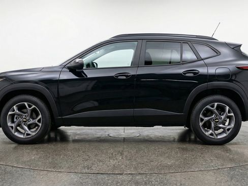 Used 2025 Chevrolet Trax LT w/ LT Convenience Package image 5