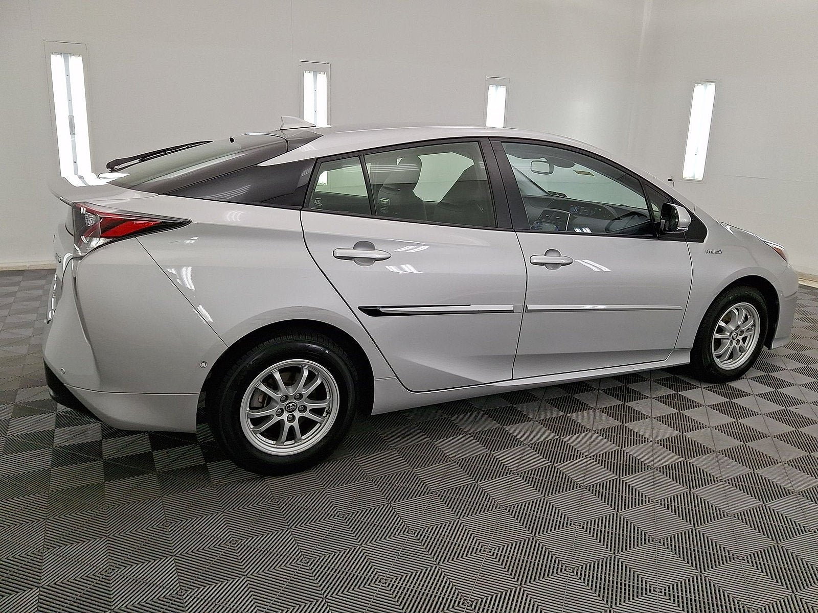 Used 2017 Toyota Prius Four w/ Advanced Technology Package FWD image 18
