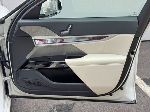 Used 2023 BMW i7 xDrive60 AWD/4WD image 57
