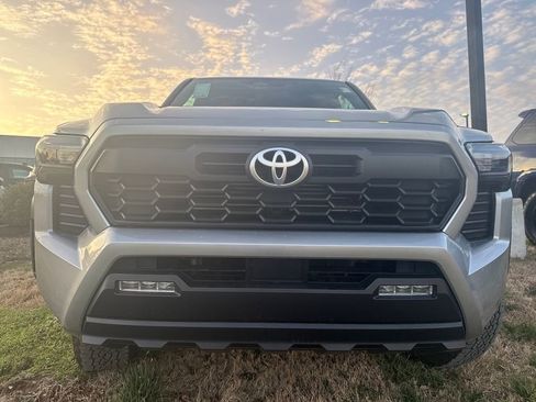 Used 2024 Toyota Tacoma TRD Off-Road image 36