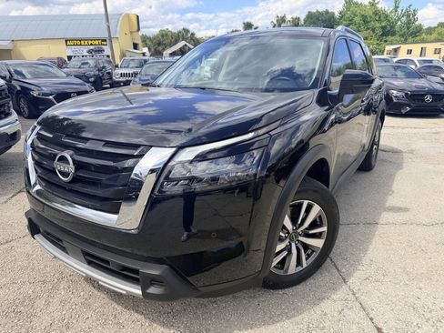 Used 2025 Nissan Pathfinder SL FWD image 3