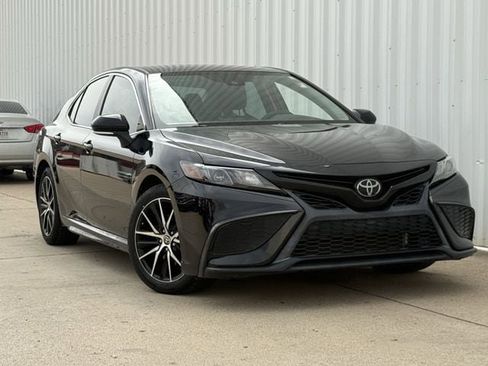 Used 2022 Toyota Camry SE FWD image 2