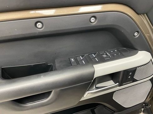 Used 2023 Land Rover Defender 130 SE image 10