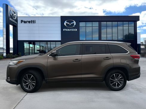 Used 2018 Toyota Highlander XLE image 2