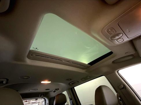 Used 2012 Kia Sedona EX w/ Luxury Pkg image 28