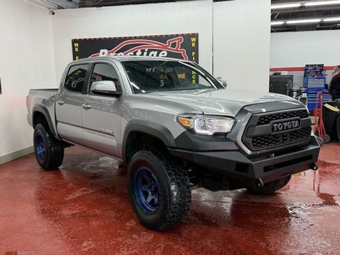 Used 2017 Toyota Tacoma TRD Off-Road image 5