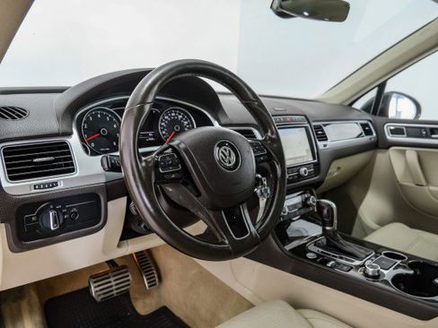 Used 2017 Volkswagen Touareg Executive AWD/4WD image 12