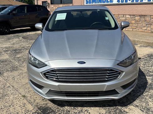 Used 2017 Ford Fusion SE w/ Fusion SE Technology Package FWD image 3