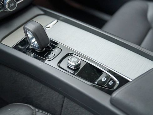 Certified 2025 Volvo XC60 B5 Plus AWD/4WD image 19