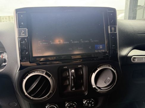 Used 2016 Jeep Wrangler Unlimited Rubicon w/ Dual Top Group AWD/4WD image 9