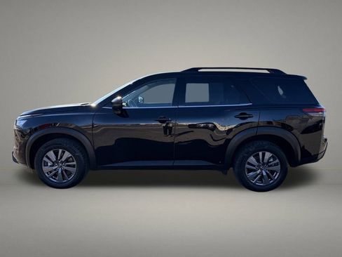 Used 2025 Nissan Pathfinder SV image 2