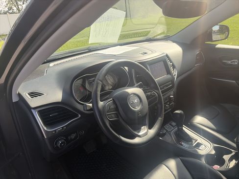 Used 2019 Jeep Cherokee Latitude Plus w/ Comfort/Convenience Group AWD/4WD image 16