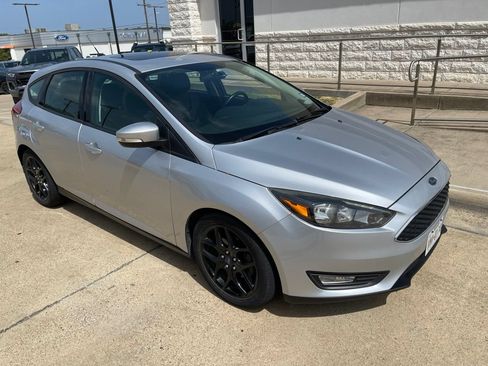 Used 2016 Ford Focus SE w/ Equipment Group 201A FWD image 8