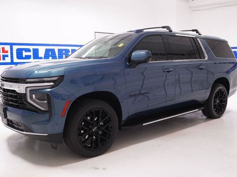 Used 2025 Chevrolet Suburban LS RWD image 39