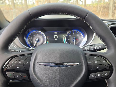 Used 2024 Chrysler Pacifica Limited w/ S Appearance Package image 32