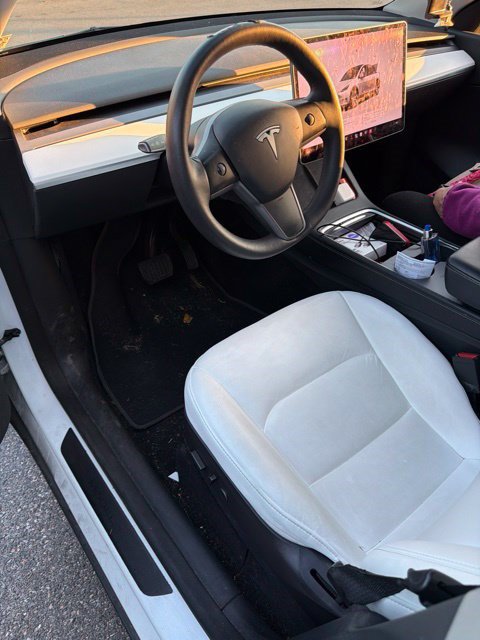 Used 2022 Tesla Model Y Long Range AWD/4WD image 3