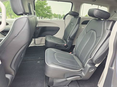 Used 2024 Chrysler Pacifica Limited FWD image 14