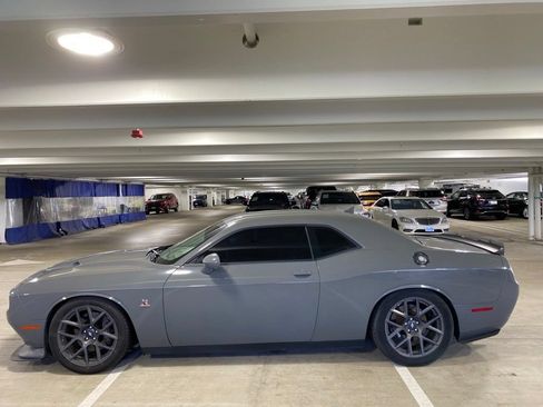 Used 2017 Dodge Challenger R/T Scat Pack w/ Leather Interior Group RWD image 2