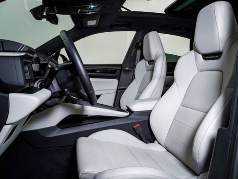 Certified 2025 Porsche Macan 4S Electric AWD/4WD image 5