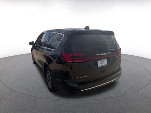 Used 2023 Chrysler Pacifica Touring-L image 11