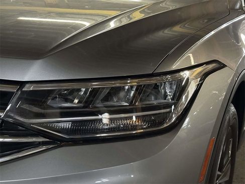 Used 2022 Volkswagen Tiguan SE image 9