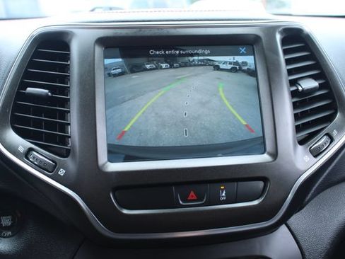 Used 2022 Jeep Cherokee Trailhawk AWD/4WD image 25