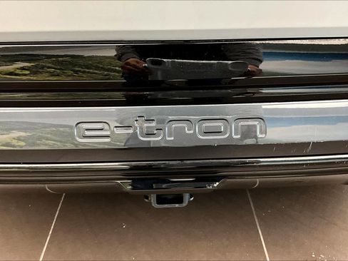 Certified 2024 Audi Q8 e-tron Premium Plus w/ Premium Plus Package image 9