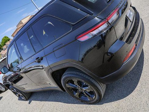 Used 2023 Jeep Grand Cherokee Altitude RWD image 8