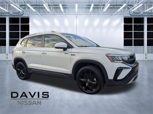 Used 2024 Volkswagen Taos SE image 1