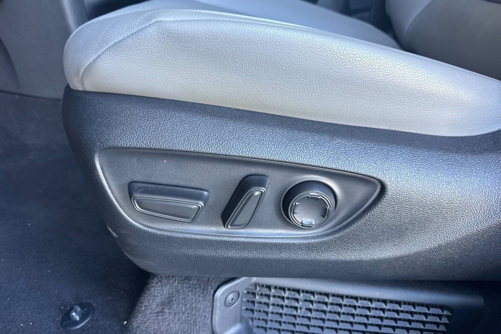 Used 2026 Toyota Sienna XLE FWD image 15