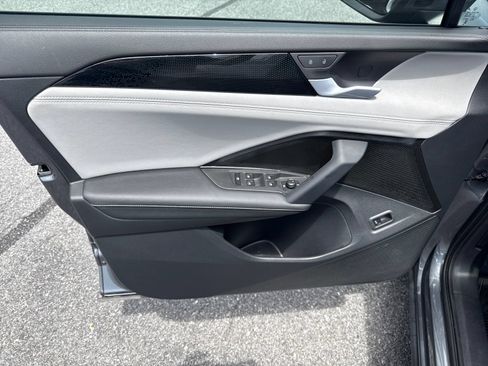 Certified 2025 Volkswagen Tiguan SE AWD/4WD image 11