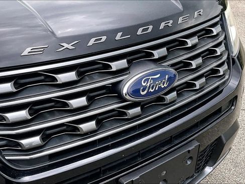 Used 2017 Ford Explorer XLT w/ Equipment Group 202A FWD image 30
