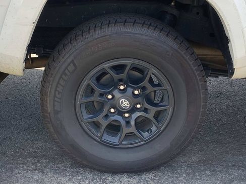 Used 2022 Toyota Tacoma SR5 w/ Technology Package RWD image 9