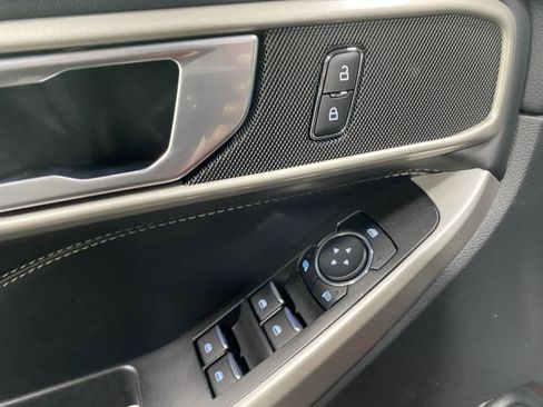 Used 2023 Ford Explorer XLT w/ Equipment Group 202A AWD/4WD image 18