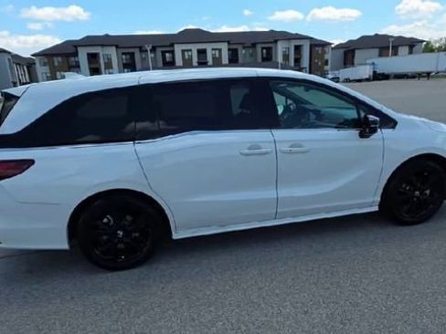 Used 2023 Honda Odyssey Sport image 2