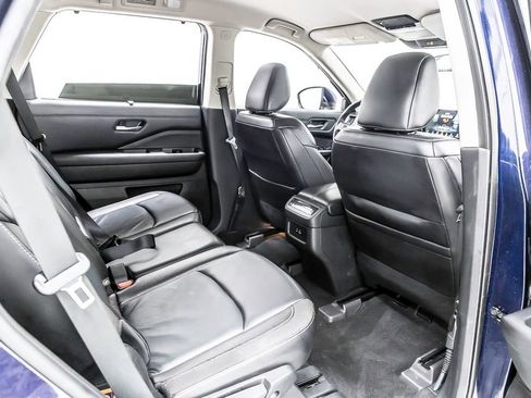 Used 2022 Nissan Pathfinder SL w/ Lighting Package (N92) FWD image 33