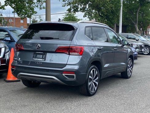 Used 2022 Volkswagen Taos SE w/ Panoramic Sunroof Package FWD image 3