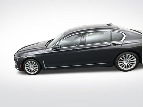 Used 2022 BMW 740i w/ Premium Package image 25