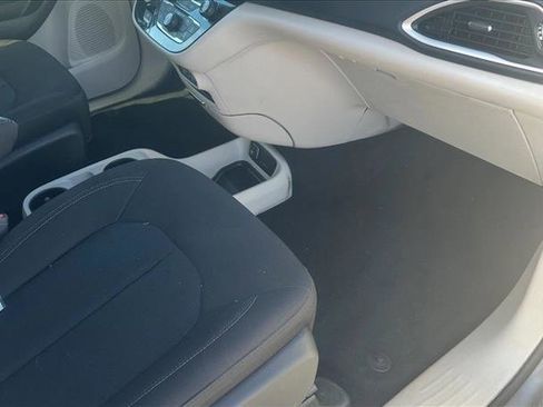 Used 2022 Chrysler Voyager LX image 20