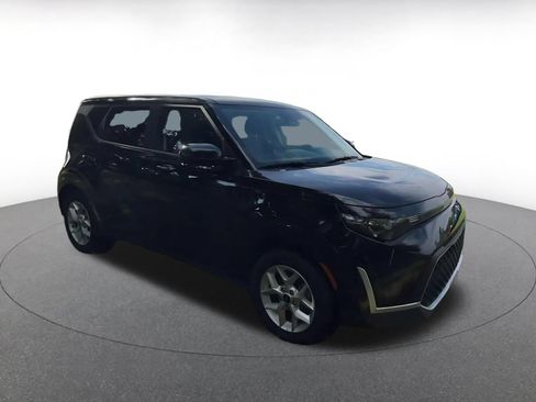Used 2025 Kia Soul LX w/ LX Technology Package FWD image 2