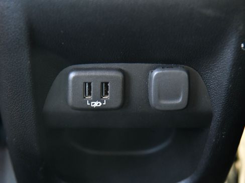 Used 2020 Chevrolet Colorado Z71 image 36