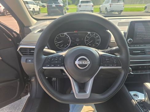 Used 2025 Nissan Altima 2.5 SV FWD image 9