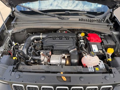 Used 2023 Jeep Renegade Latitude AWD/4WD image 13