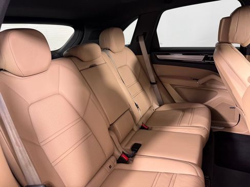 Certified 2022 Porsche Cayenne Platinum Edition AWD/4WD image 16