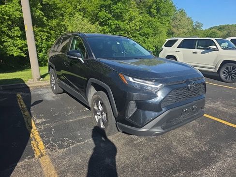 Used 2022 Toyota RAV4 XLE AWD/4WD image 3