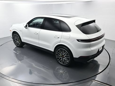 Certified 2026 Porsche Cayenne E-Hybrid AWD/4WD image 32