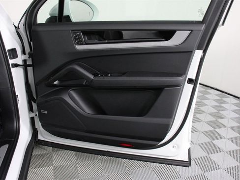 Used 2025 Porsche Cayenne image 23