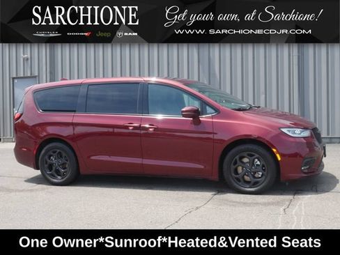 Used 2022 Chrysler Pacifica Limited w/ Uconnect Theater Family Group FWD image 1